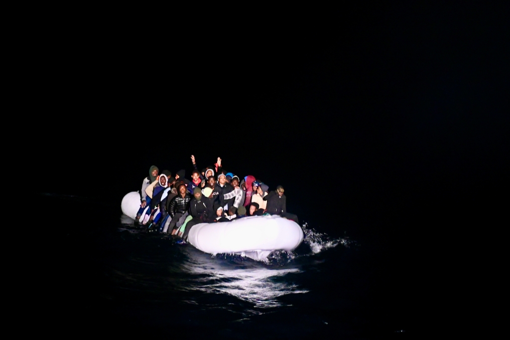 Dezenas de imigrantes resgatados no mar, tentando chegar à Espanha pelo Marrocos, em cima de um bote.