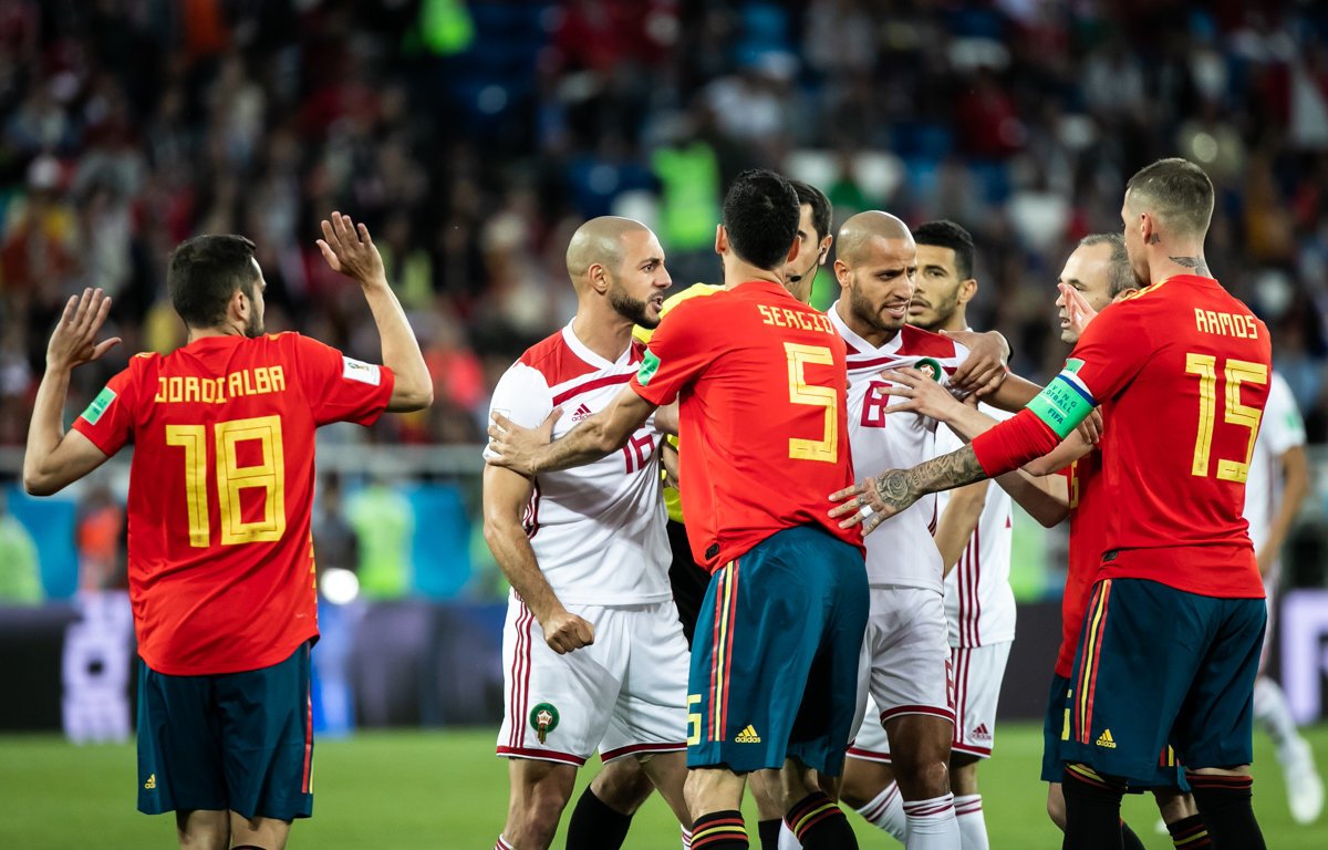 Jogadores de futebol das seleções de Marrocos e Espanha discutindo durante partida da Copa do Mundo da Rússia em 2018