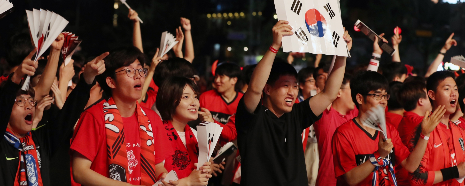 Torcedores da Coreia do Sul com bandeiras do país durante a Copa do Mundo de futebol de 2018