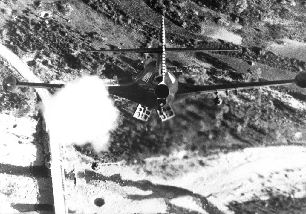 Avião dos Estados Unidos atacando uma ponte em 1952, durante a Guerra da Coreia