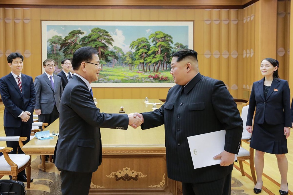 Chung Eui-yong, chefe do Escritório de Segurança Nacional da Coreia do Sul, cumprimenta o presidente norte-coreano Kim Jong-un, em 2019