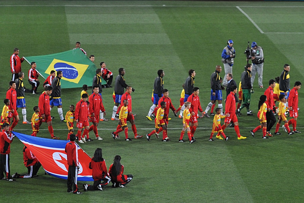 Jogadores de Brasil e Coreia do Norte entram em campo no estádio de Joanesburgo para jogar pela Copa do Mundo de 2010