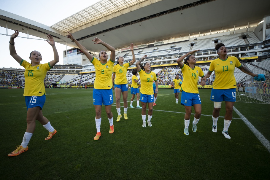 Jogadoras da Seleção Brasileira feminina comemoram com a torcida no gramado da NeoQuímica Arena após amistoso contra o Canadá