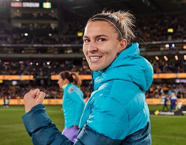 Já com jaqueta pós-jogo, Steph Catley comemora vitória da seleção da Austrália de futebol feminino em amistoso antes da Copa do Mundo 2023