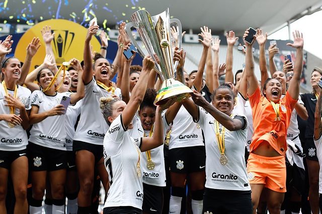 Time de futebol feminino do Corinthians levanta a taça de campeão do Campeonato Brasileiro Feminino de 2022, dentro da Neo Química Arena