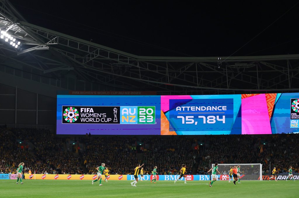 Telão do Estádio Olímpico de Sydney exibe o número de presentes para assistir à partida entre Austrália e Irlanda: 75.784 pessoas