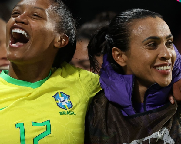 Ary Borges, com a camisa 17, abraça Marta, que usa uniforme de reserva, durante vitória da Seleção Brasileira contra o Panamá na Copa do Mundo feminina