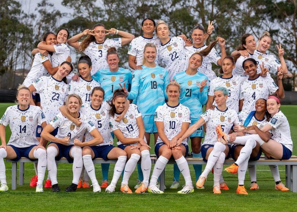 Jogadoras da seleção de futebol feminina dos Estados Unidos posam para foto oficial fazendo poses bem-humoradas