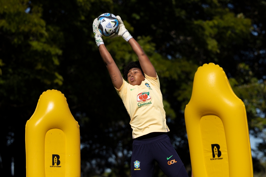 Goleira da Seleção Brasileira defende uma bola no ar durante treino para a Copa do Mundo na Austrália