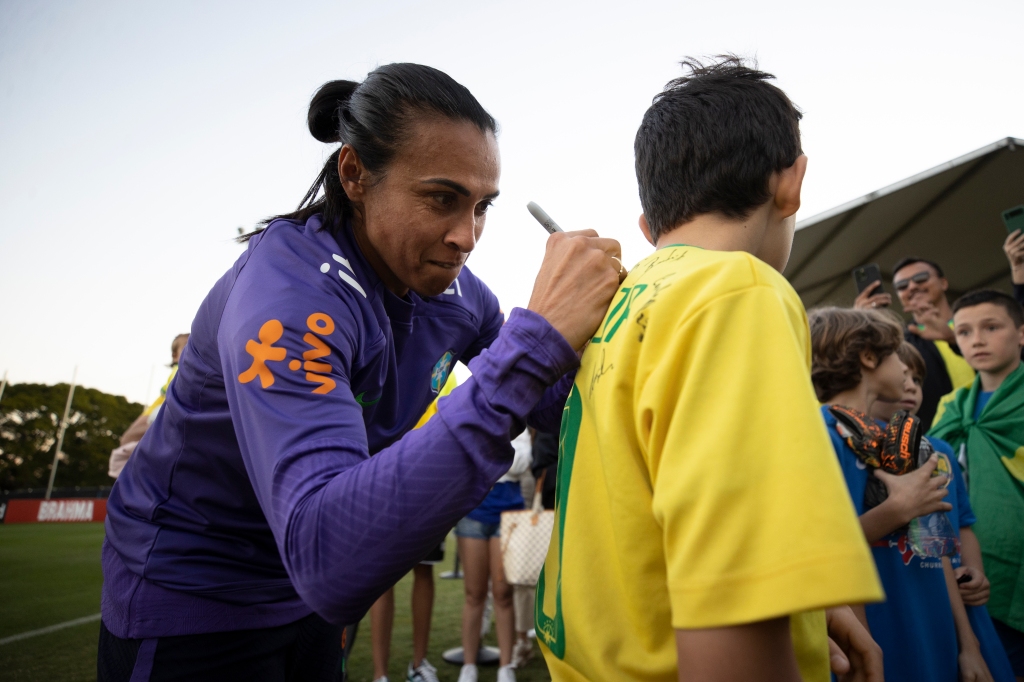 Marta assina a camisa da Seleção Brasileira de um garoto que acompanhava o treino da equipe na Austrália, antes da Copa do Mundo 2023