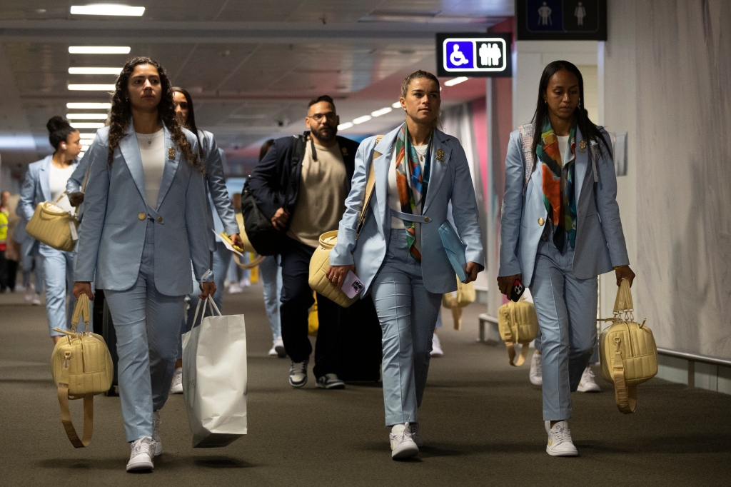 Jogadoras da Seleção Brasileira andando no aeroporto para embarcar para a Austrália, um dos países onde será disputada a Copa do Mundo feminina 2023