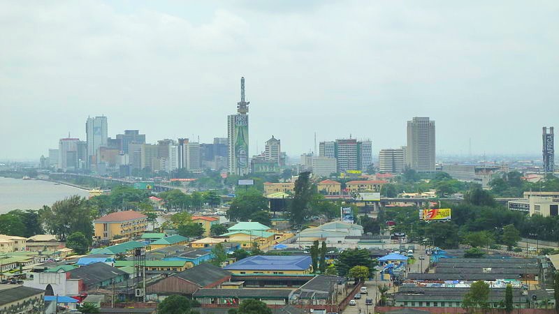 Foto panorâmica da cidade de Lagos, capital da Nigéria, com casas e prédios