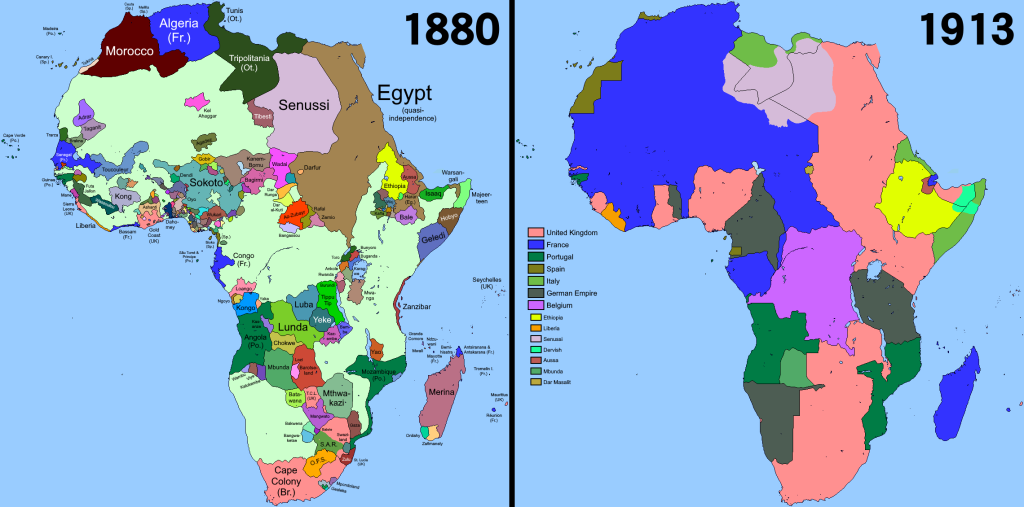 Dois mapas comparam como eram as fronteiras da África antes e depois da Conferência de Berlim. À esquerda, mapa de 1880 mostra o continente dividido em inúmeros pequenos territórios. À direita, mapa de 1913 mostra o continente dividido em regiões maiores, a grande maioria pertencente a países da Europa, principalmente França e Reino Unido